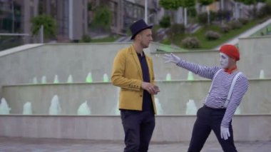 Komik MIME sihirbaz onun mesleki beceri iskambil ile gösterilen