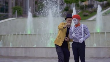 Sihirbaz gösteren sihir numarası için bir MIME iskambil ile