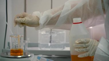 Çok fazla alt ölçekler ve bu sıvı ölçme ve şişe içine götürüp hes. Pipet kullanarak çalışan. Arka plan, sıvıları karıştırma ilaç otomatik blender.