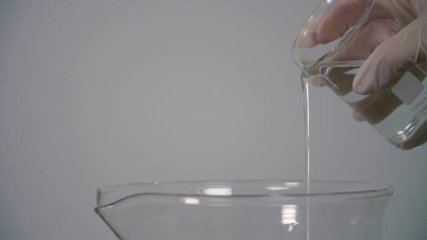 Verser Liquide Transparent Dans Bol Verre Gros Plan — Video