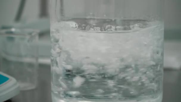 Scheikundige Mengen Poeder Liqiuid Met Een Glas Stok Glas Cup — Stockvideo