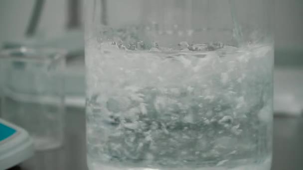 Chemiker Mischt Pulver Und Liqiuid Mit Einem Glasstab Der Glasschale — Stockvideo