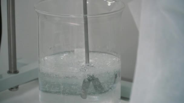 Mischen Von Flüssigkeit Einer Glasschale Mit Mixer Experimente Mit Flüssigkeiten — Stockvideo