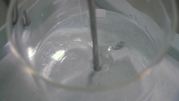 Mélanger Liquide Visqueux Dans Une Tasse Verre Avec Mélangeur Expérimentez — Video