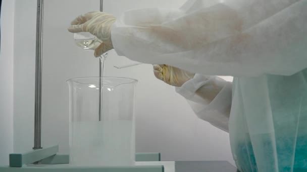 실험실 노동자 기계에서 액체에 쏟아져 공장에서 화학자 — 비디오