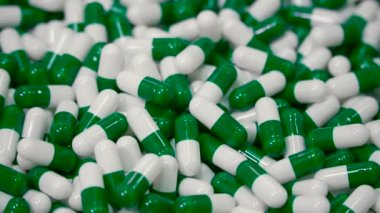 Yeşil ve beyaz tıbbi kapsül. İlaç üretim. Yakın çekim.