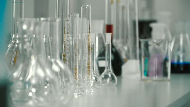 Sciaentist 从桌子上拿瓶 工人选择测试杯进行实验 — 图库视频影像