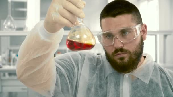 Der Chemiker Arbeitet Labor Mann Mit Schutztuch Handschuhen Und Brille — Stockvideo