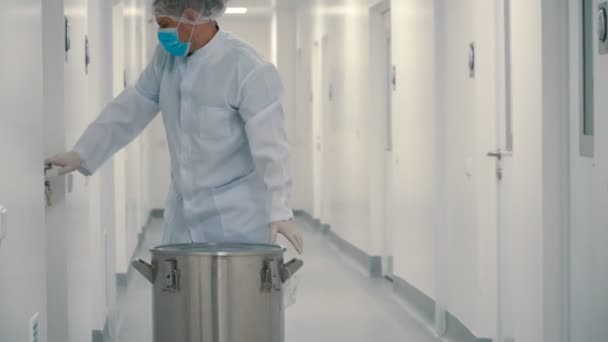 Laboratorium Medewerker Dragen Van Beschermende Overalls Masker Pusing Het Vat — Stockvideo