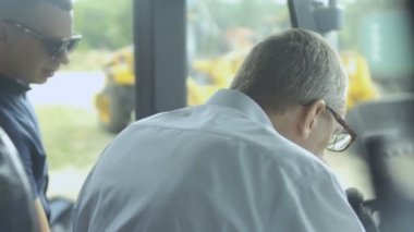 Çiftçi traktör ve görüşmeler Yöneticisi'ni kullanarak kontrol edin