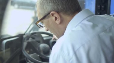 Yetişkin adam traktör kabin inceler