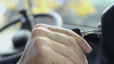 MNA başlatmak bir traktör ile ignation anahtar