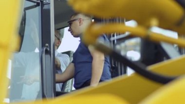 Satıcı alıcıya traktör göster