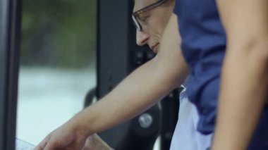 Müdür göstermek Çiftçi traktör satın alma hakkında bir sözleşme
