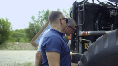Satıcı söyle işadamı traktör hakkında