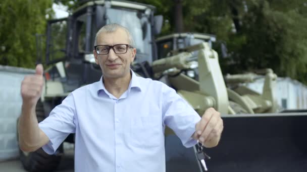 Glad bonde köpt precis en ny traktor — Stockvideo