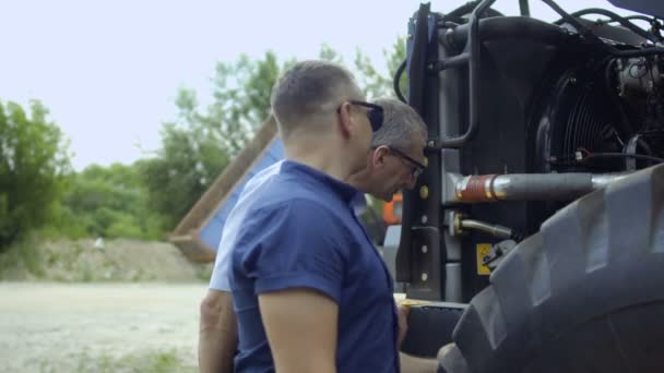 Vendedor decirle a hombre de negocios sobre tractor — Vídeo de stock