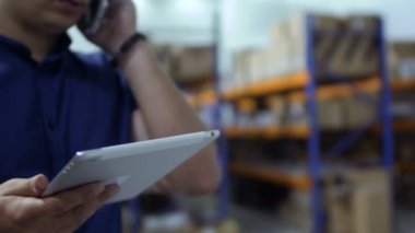 Adam tablet tutun ve depolama telefonda konuşmak