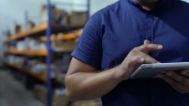 Depoda tablet kullanarak mağaza sorumlusu