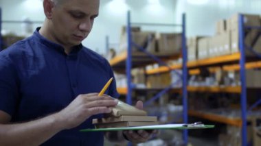 Mağaza sorumlusu onay paketleri ve yazma rapor depolama arka plan bulanık