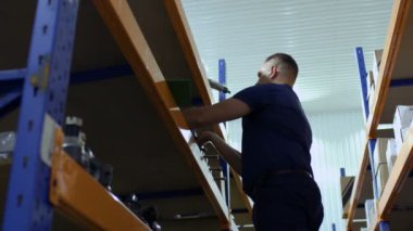 Mağaza sorumlusu makine depolama stok yapmak