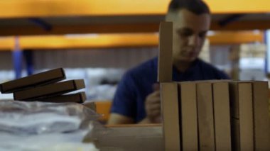 Paketleri depo raflar üzerinde kontrol ve rapor yazma mağaza sorumlusu