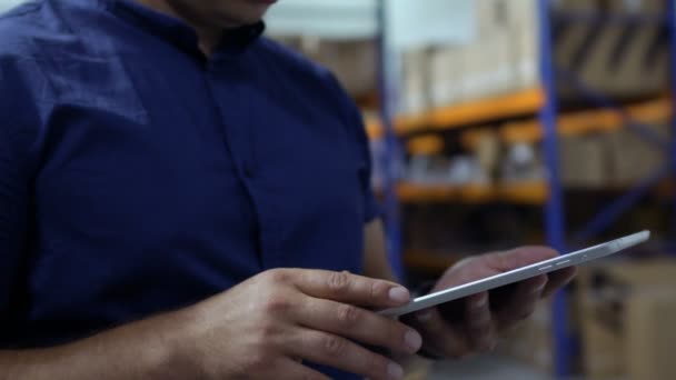 Hombre usando tableta digital en el almacenamiento — Vídeos de Stock