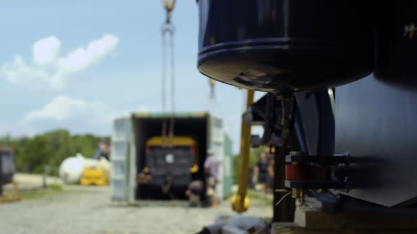 Arbeiter hakt die Ladung bei verschwommenem Hintergrund in den LKW-Aufbau ein — Stockvideo