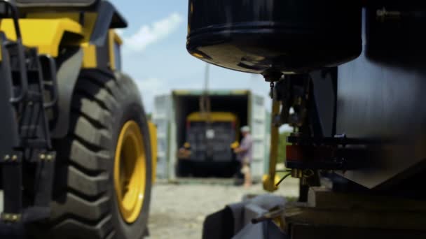 Трактор, що їде на кузов вантажівки з вантажем — стокове відео