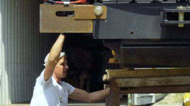 Alt denetim kargo çelik raf koyarak sürecin