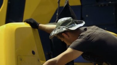 İşçi taşıyan sonra bir traktörün detay kanca kaldırmak