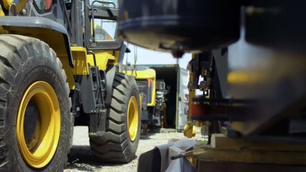 Traktor zieht Ladung aus Container — Stockvideo