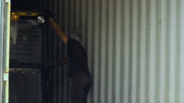 Alt denetim kargo kapsayıcıdan çekme işlemi