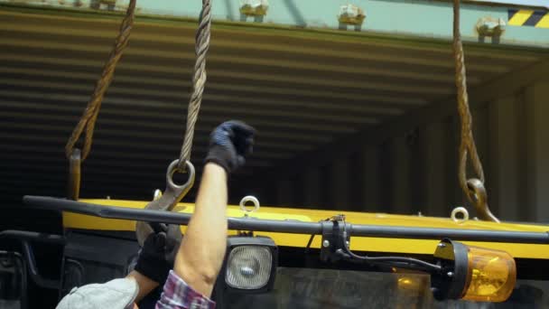 Lavoratore collegare ganci con macchina agricola per sollevarlo — Video Stock