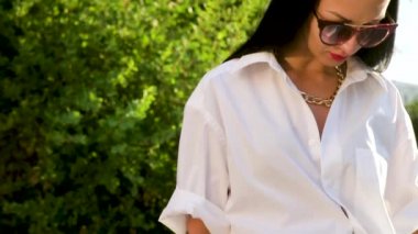 Elegance esmer beyaz gömlekli ve kamera için poz tattoed el ile