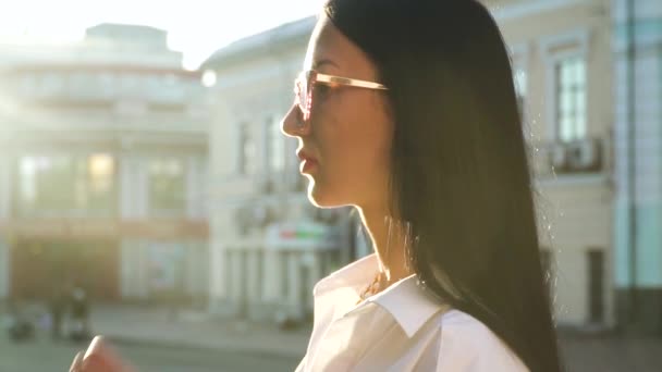 Linda morena usando óculos de sol em raios de sol — Vídeo de Stock