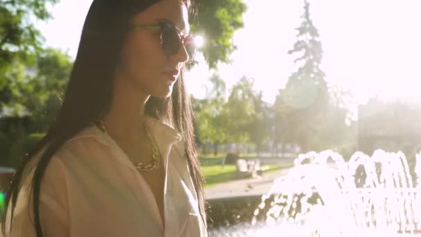 Elegance v stylové sluneční brýle úžasnou ranní sluneční paprsky — Stock video