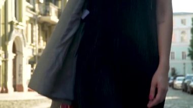 Ağır çekimde Street yürüyüş güneş gözlüğü moda esmer