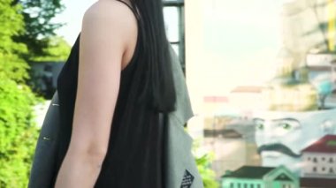 Kendine güvenen kadın yürüyüş yavaş Street