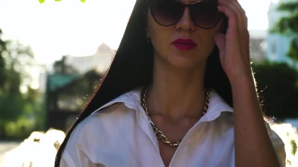 Mujer joven con estilo en gafas de sol — Vídeo de stock