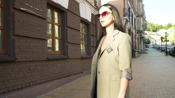 Stylish woman okulary i modny płaszcz na miejskiej ulicy — Wideo stockowe