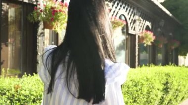 Esmer güzel uzun saçlı vitrinler şehir merkezinde yakın yürüyüş