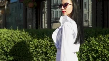 Yavaş vitrinleri yakın yürüme zarif kadın