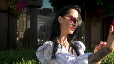 Dövmeli şık genç kız telefon şehir, selfie yapmak