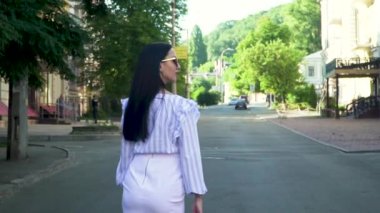 Şık giysiler yavaş çekimde Street yürüyüş güzel kadın