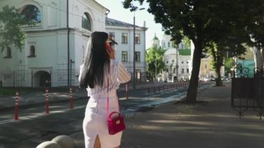 Şık esmer konuşmak telefon sabah street yürüyüş