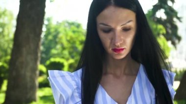 Güzel esmer kırmızı dudaklı kamerayı dışında arayan