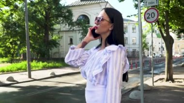 Güneş gözlüklü zarif kadın onun çağrı telefon bitmiş