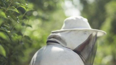 Bahçedeki arıcı gülümseyen portresi