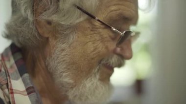 Gözlük neşeli komuta sizde